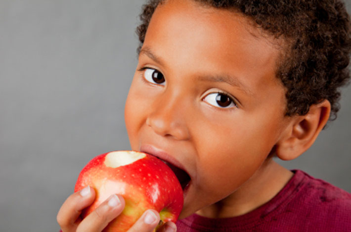 سیب خوردن کودک